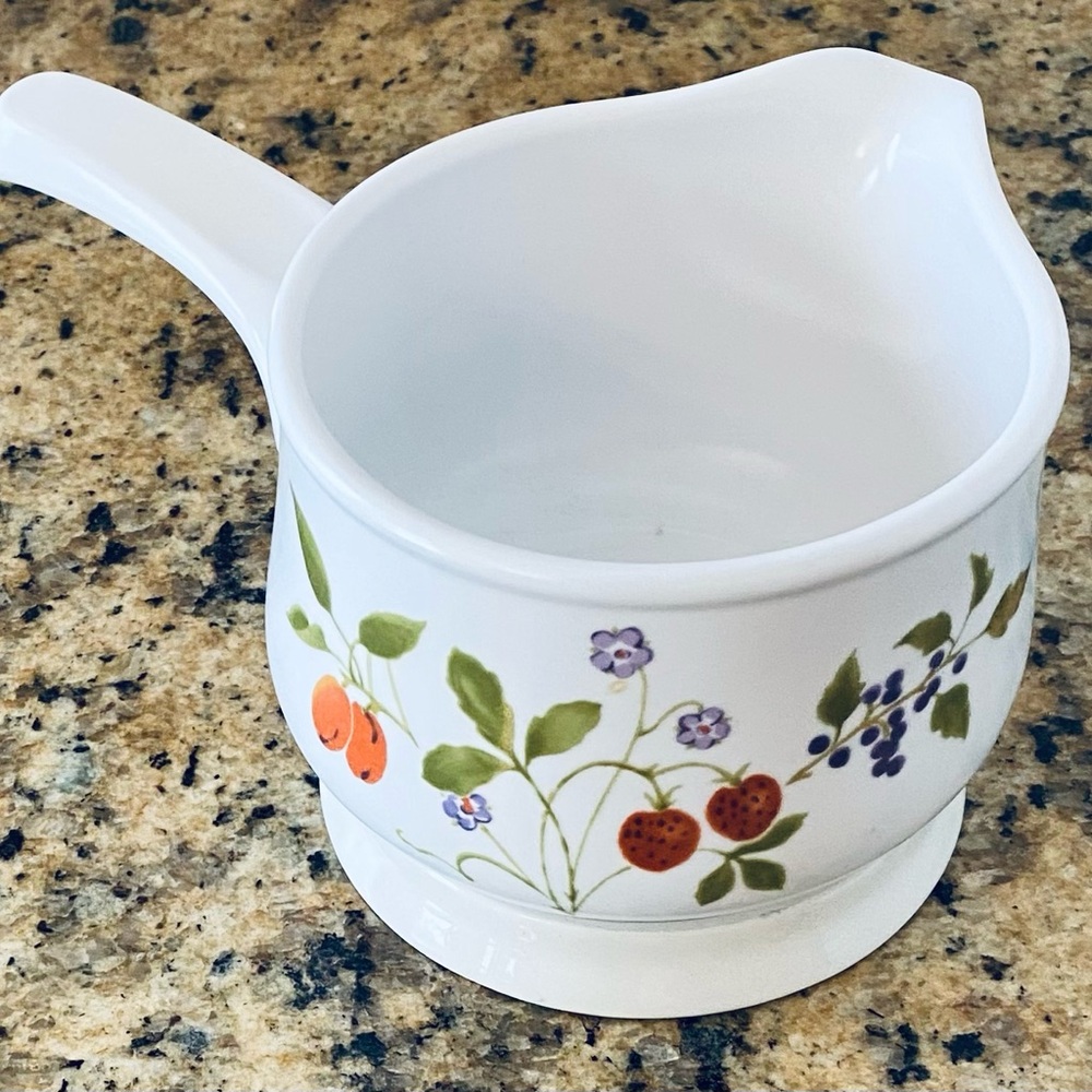 Rare Noritake Progression BERRIES N SUCH 9070 Gravy Boat with handle.